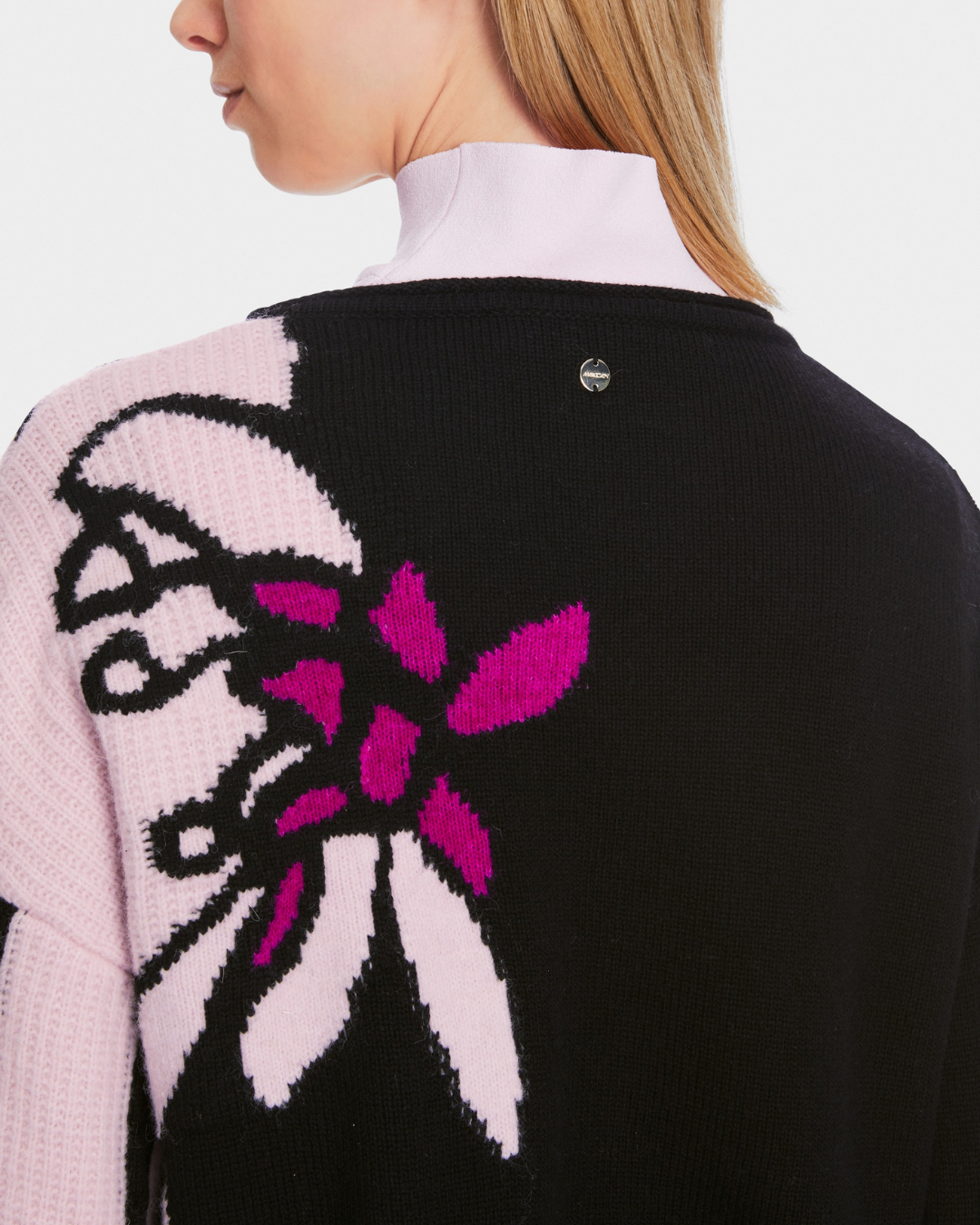 Sweater with flower design